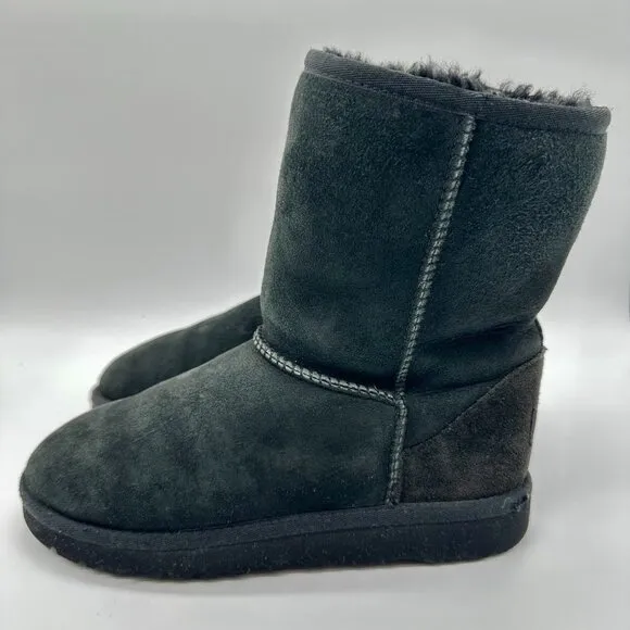UGGs kids  Black Shearling Classic short waterproof boots 5251  Sz 4