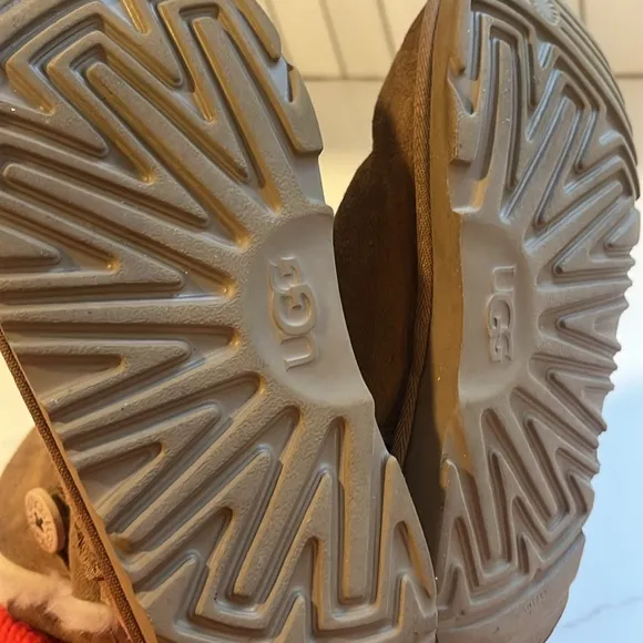 Ugh boots size 2