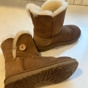 Ugh boots size 2