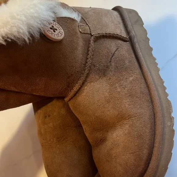 Ugh boots size 2
