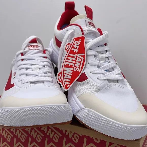 Vans Men’s White and Red Sneakers Ultrarange ExoTrue White/RedVN0A4U1KBJT