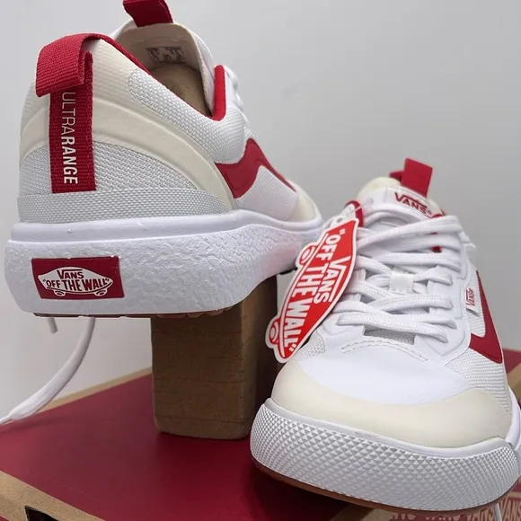 Vans Men’s White and Red Sneakers Ultrarange ExoTrue White/RedVN0A4U1KBJT