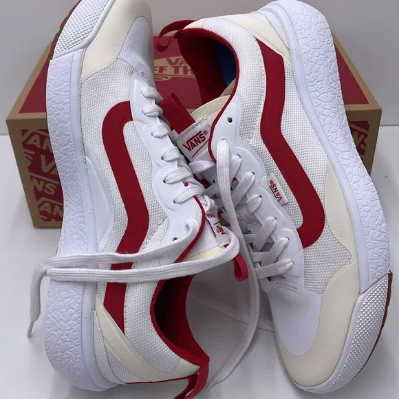 Vans Men’s White and Red Sneakers Ultrarange ExoTrue White/RedVN0A4U1KBJT