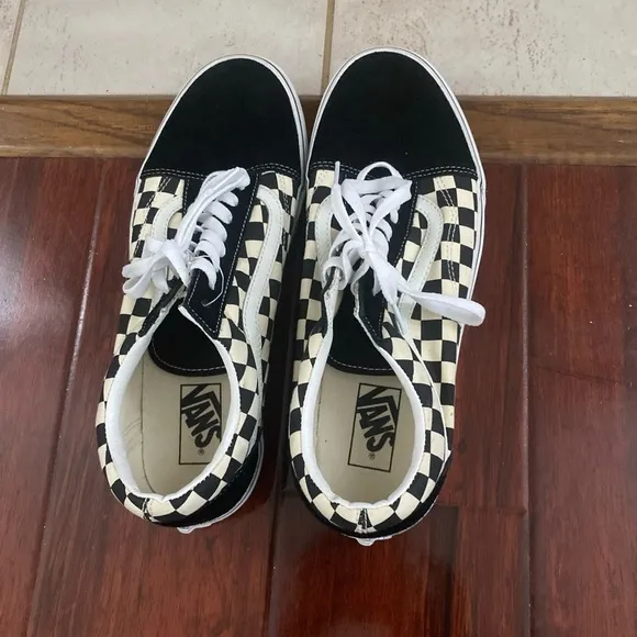 VANS “Off the Wall” Old Skool Blk/White Checkered low tops  NWOB