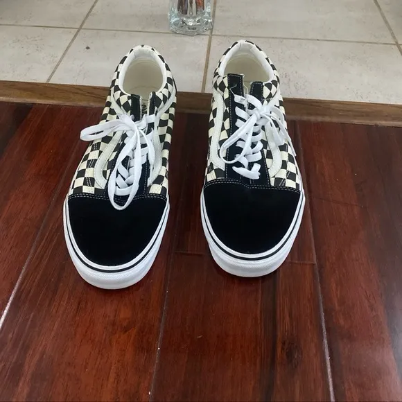 VANS “Off the Wall” Old Skool Blk/White Checkered low tops  NWOB