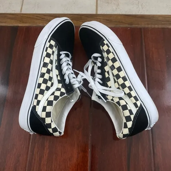 VANS “Off the Wall” Old Skool Blk/White Checkered low tops  NWOB
