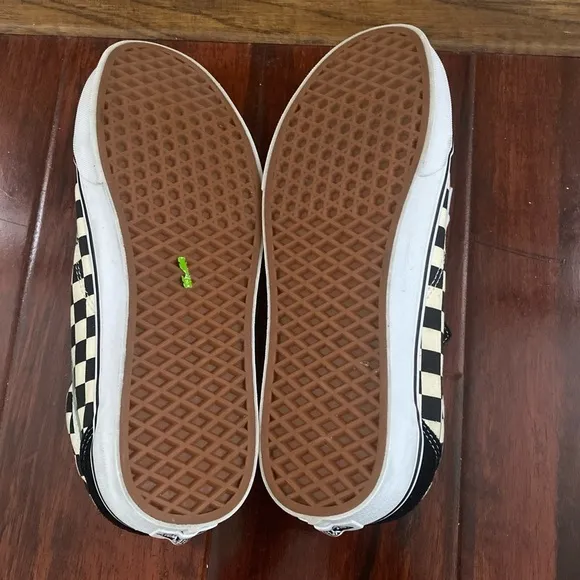 VANS “Off the Wall” Old Skool Blk/White Checkered low tops  NWOB