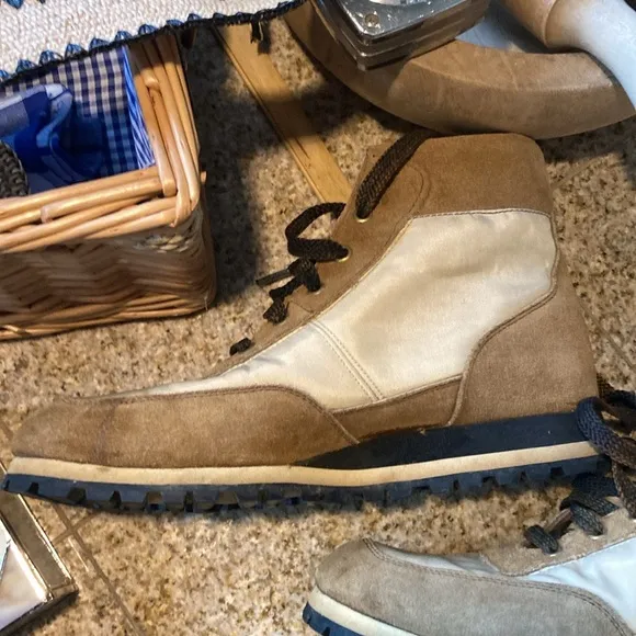 Vasque Vibram Sole Tan and Cream Boots Black Lug NEWISH LOOK Great condition