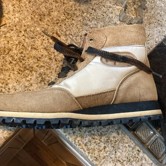 Vasque Vibram Sole Tan and Cream Boots Black Lug NEWISH LOOK Great condition