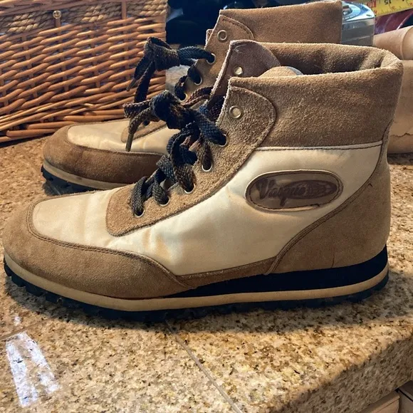 Vasque Vibram Sole Tan and Cream Boots Black Lug NEWISH LOOK Great condition