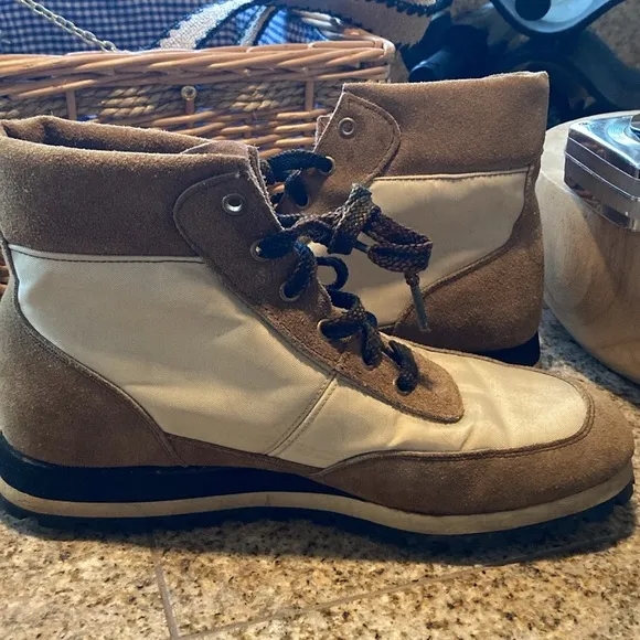 Vasque Vibram Sole Tan and Cream Boots Black Lug NEWISH LOOK Great condition