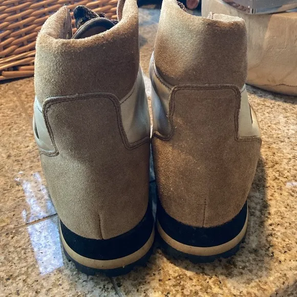 Vasque Vibram Sole Tan and Cream Boots Black Lug NEWISH LOOK Great condition