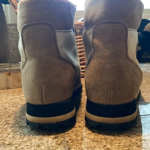 Vasque Vibram Sole Tan and Cream Boots Black Lug NEWISH LOOK Great condition