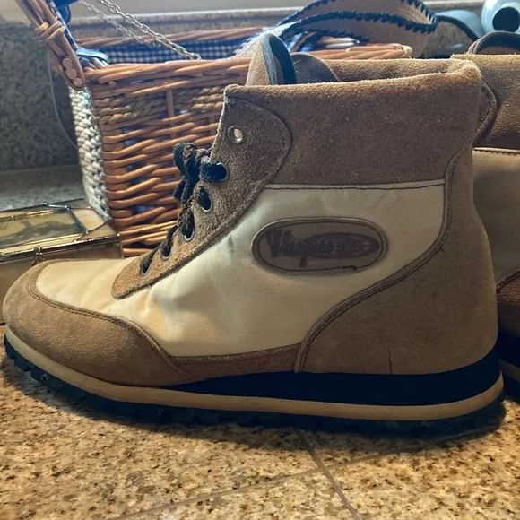Vasque Vibram Sole Tan and Cream Boots Black Lug NEWISH LOOK Great condition