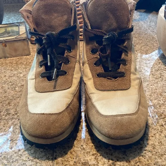 Vasque Vibram Sole Tan and Cream Boots Black Lug NEWISH LOOK Great condition