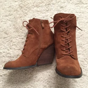 VERY VOLATILE Rust Suede Lace Up Wedge Boots Sz 7