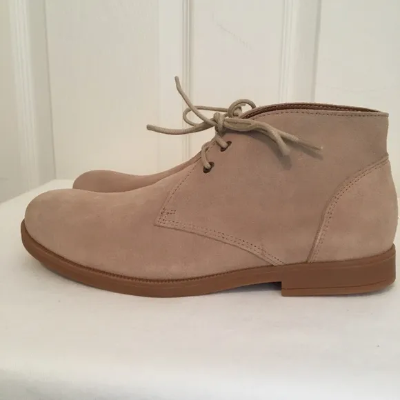VINCE CAMUTO Kamin Suede Chukka Boots
