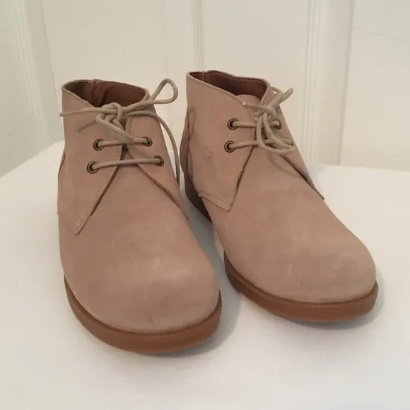 VINCE CAMUTO Kamin Suede Chukka Boots