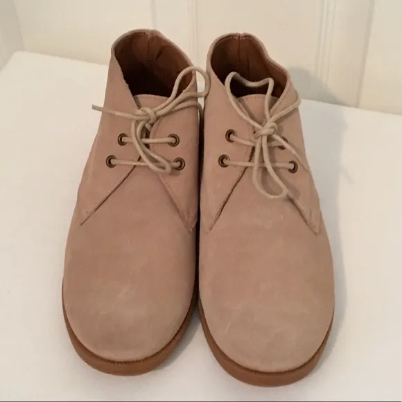 VINCE CAMUTO Kamin Suede Chukka Boots