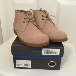 VINCE CAMUTO Kamin Suede Chukka Boots