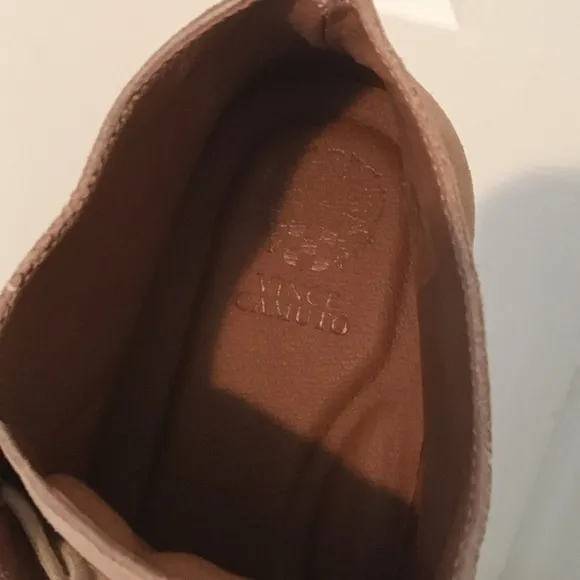 VINCE CAMUTO Kamin Suede Chukka Boots