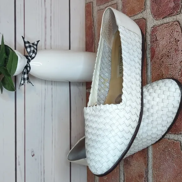 Vintage Naturalizer Women's 7.5 White Woven Leather Summer Flats 90s Y2K Sandals