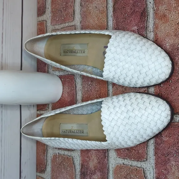 Vintage Naturalizer Women's 7.5 White Woven Leather Summer Flats 90s Y2K Sandals