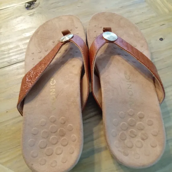 Vionic Hilda Woven Patern Faux Leather Women's Tan Sandals Size 9