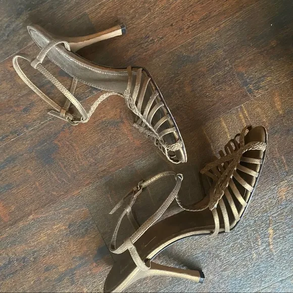 VNTG Nicole Miller delicate woven sandals