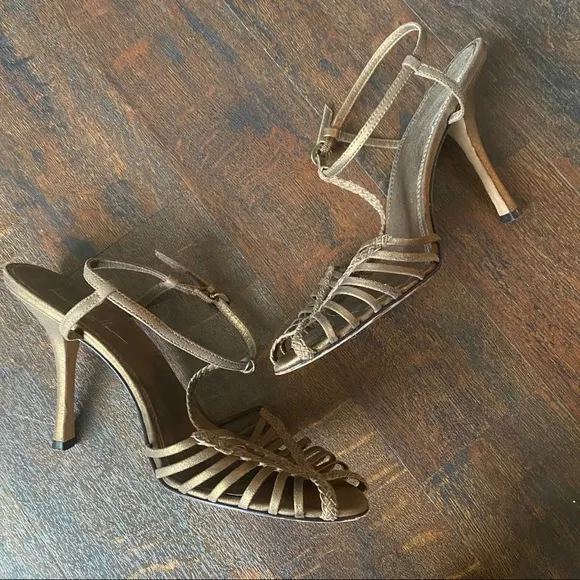 VNTG Nicole Miller delicate woven sandals