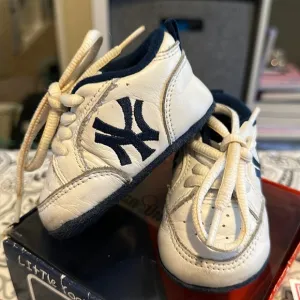 Year 2000 collectors edition New York Yankees Little Rookies first shoes